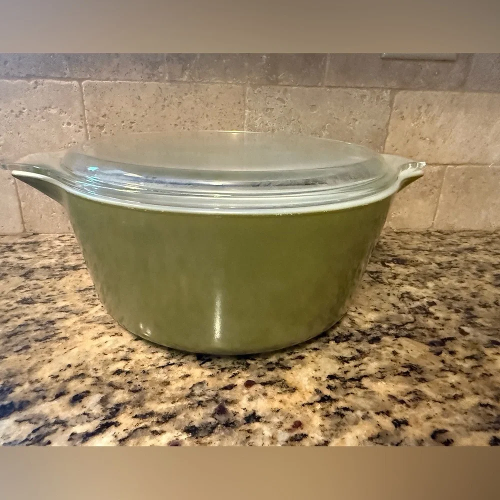 Pyrex Verde Green / Avocado Green 475-B Covered 2.5 Quart Casserole Dish